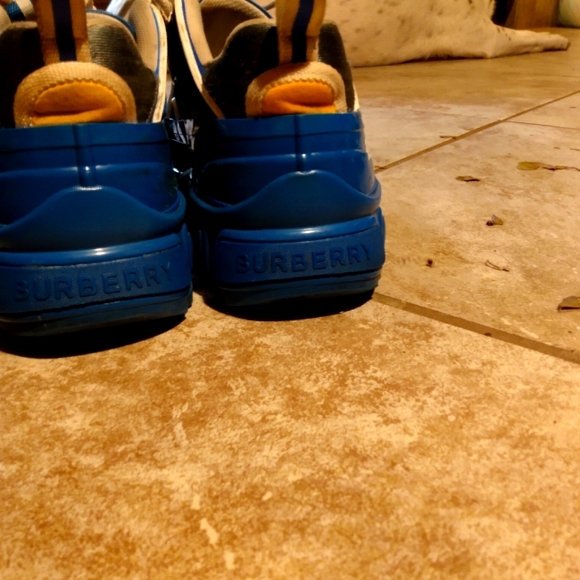 Burberry shoes size 9 - Picture 3 of 4